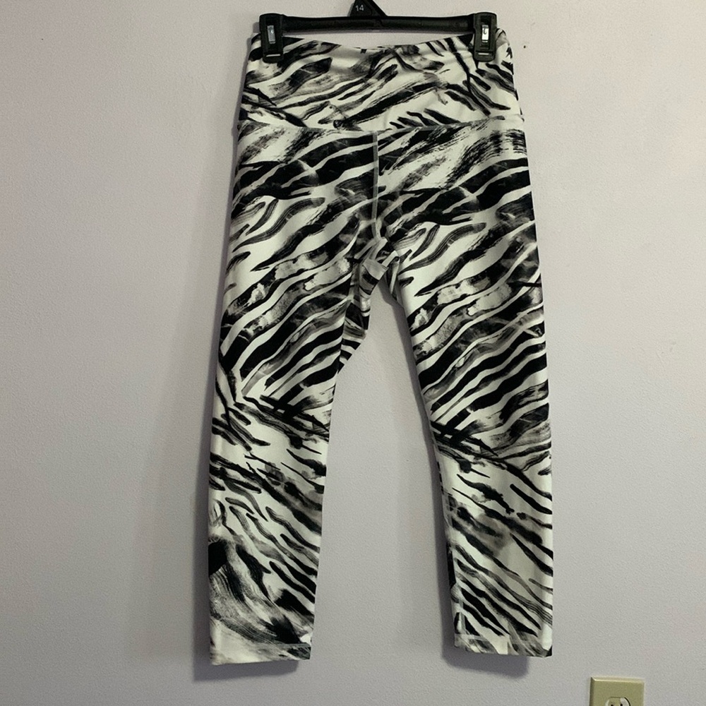 Balance Collection Black & White Leggings, size M. NWOT